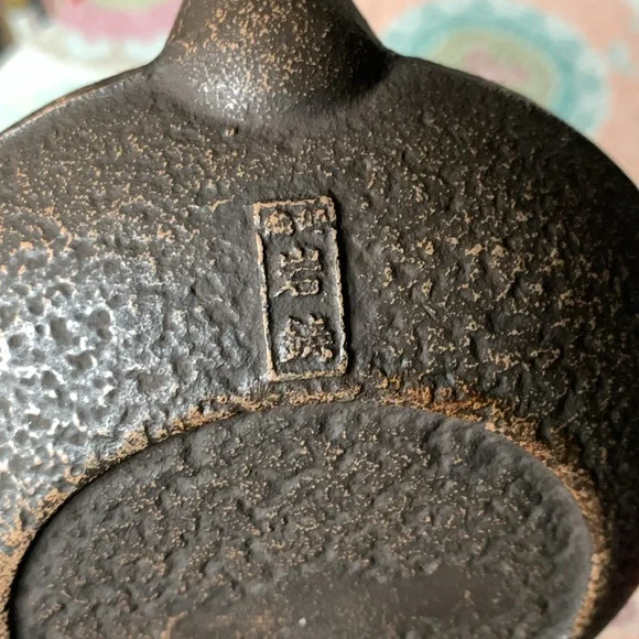 Japanese Tetsubin Cast Iron Teapot 20oz - Picture 8 of 12